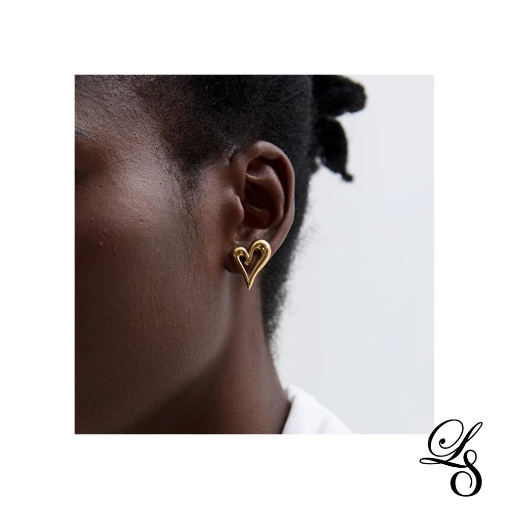 🌟 New 18K Gold Hollow Heart Stud Earrings 🌟 - Picture 3 of 3
